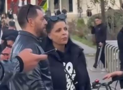 Doli hapur në mbështetje të studentëve, këngëtarja Aurela Gaçe mes protestuesve në Bulevardin “Dëshmorët e Kombit” 6 gfhdfhdfh