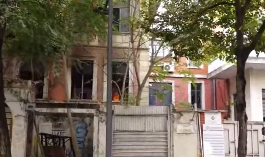 Protestuesit i vënë zjarrin një godine në Rrugën e Durrësit 7 godunaaa