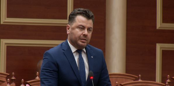 “Policia të ndalë menjëherë dhunën”/ Kapri thirrje prindërve: Mos i lini vetëm fëmijët tuaj! E duan të ardhmen në vendin e tyre 13 kapri 3