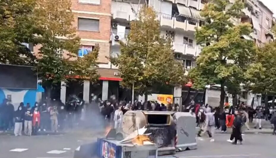 Flakë në mes të Tiranës, digjet kioska dhe koshi i mbeturinave. Protestuesi valëvit flamurin kombëtar 4 kioska