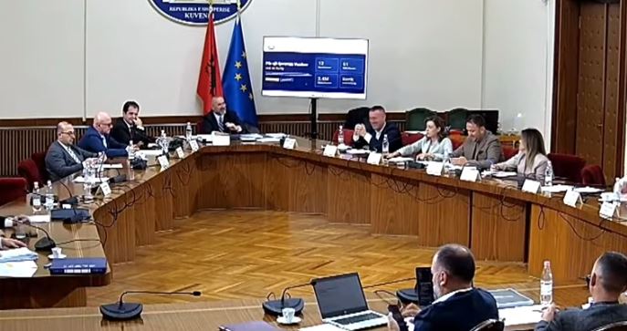 “Shkove bërë plazh, fjete në shtëpi dhe…”/ Deputetët “shpërthejnë” në të qeshura te “Ligjet”. Mziu: Kur të jep këshilla edhe Zegjineja… 18 komisioni i ligjeve