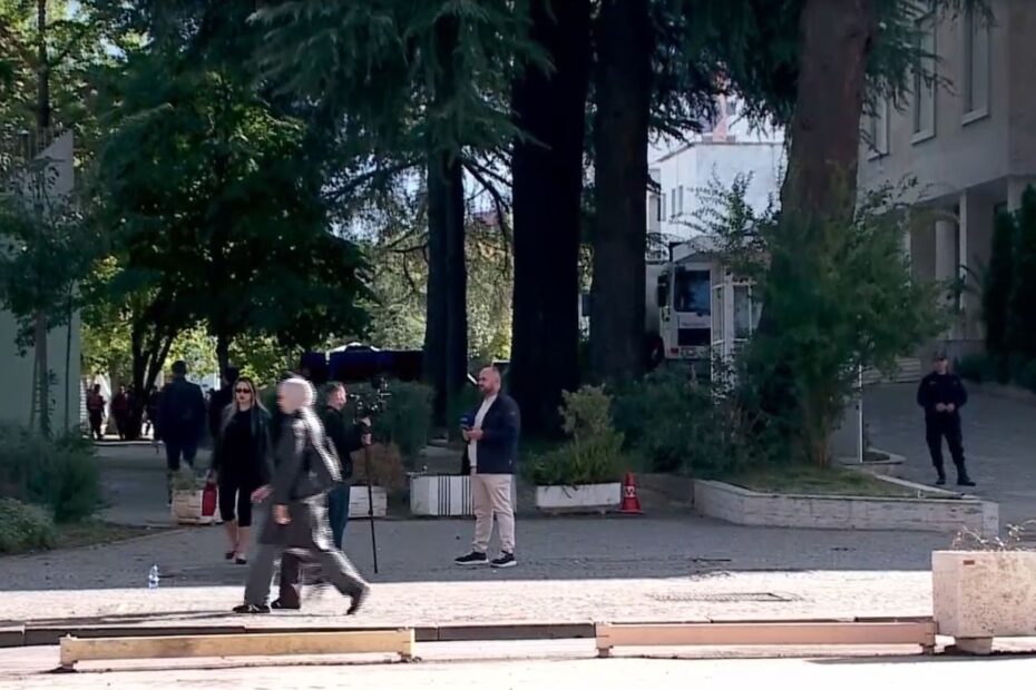 Frikë nga protestuesit? Sot dita e 4 e revoltës së rinisë! Policia ‘blindon’ Kryeministrinë, godina ruhet nga të katërta anët e saj 5 kryeministria