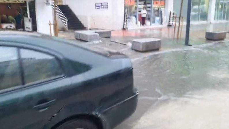 Reshjet e dendura përmbytin rrugët e Vlorës, probleme në bulevardet kryesore 12 makina 7