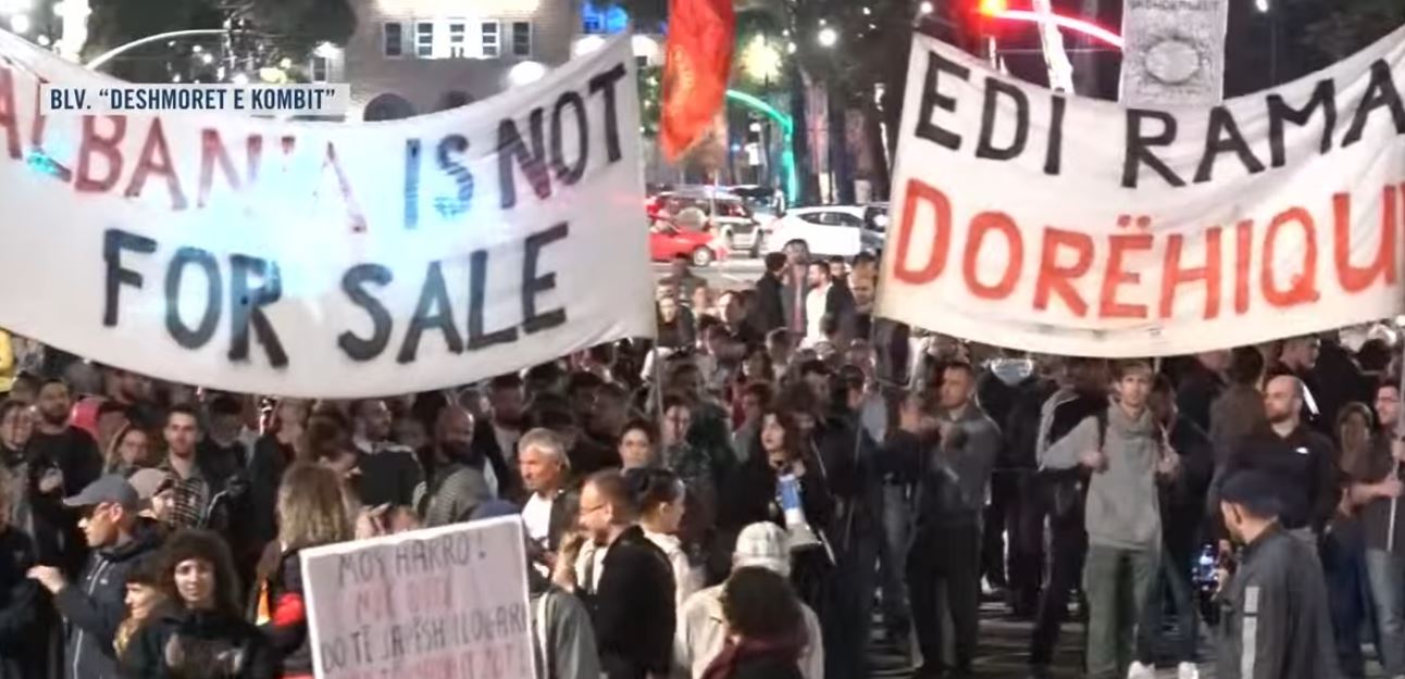  Jemi kundër sistemit    Mbyllen fjalimet  nis marshimi i protestuesve në rrugët e Tiranës