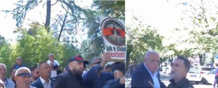 Incident te Kryesia e Kuvendit! Banorët e Memaliajt protestë para Kryesisë së Kuvendit kundër shkrirjes së bashkisë, përplasen me Braçen, i hedhin ujë në fytyrë 1 memaliaj brace