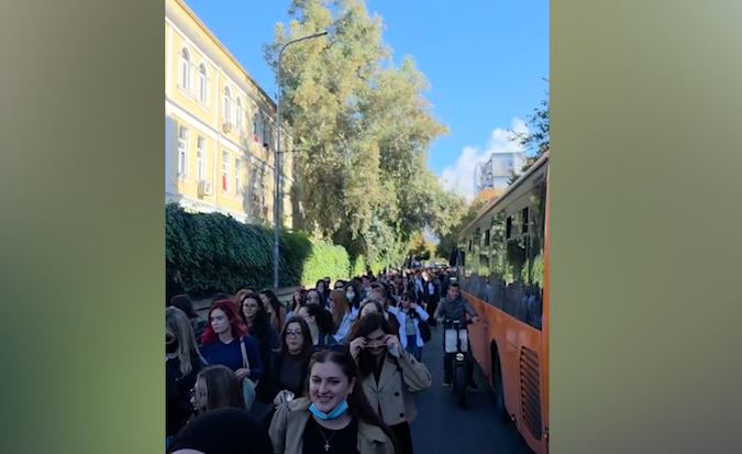 “Studentët e bashkuar kanë për të fituar”/ Mjekë dhe studentë marshojnë drejt Kryeministrisë, kërkojnë dorëheqjen e Ramës 7 mjekeia