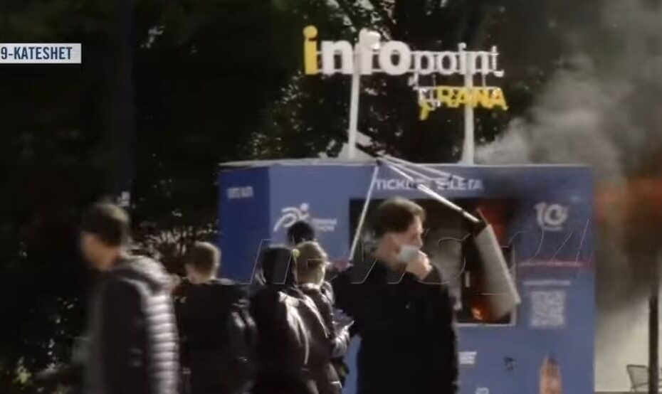 Shpërthejnë protestuesit, në flakë pika e informacionit turistik 4 pika1