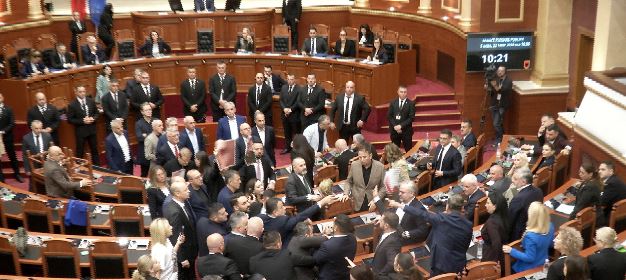 “Të q* robt, të q* motrën”/ Sherr dhe tensione në Kuvend, momenti kur ish-ministri “shpërthen” në sharje ndaj demokratëve (VIDEO) 15 plas ne kuvend