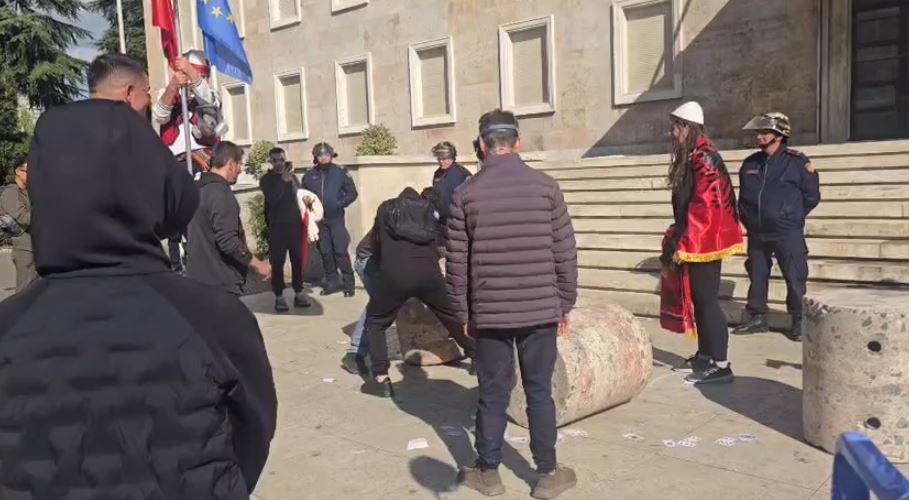 Rama u kërkoi dialog duke vendosur gurë para Kryeministrisë/ Studentët i largojnë blloqet e betonit: Dorëheqje 14 policia guret