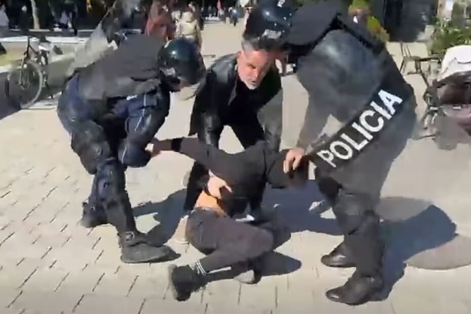 6 policë kundër një të riu në Pogradec. Arrestime e dhunë në mes të qytetit 2 policia korce