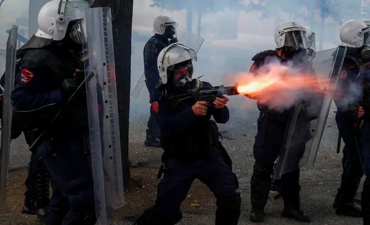 “Kryeministri s’po jep dorëheqjen”, DW: Studentët vazhdojnë protestat në Tiranë, vijnë dhe nga qytetet e tjera. A do të vijë ndryshimi? 9 policia1 3