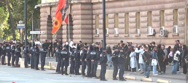 Nuk ndalet protesta! “Lironi rrugën!”/ Përmbysën vazot dhe stolat prej betoni para Kryeministrisë, policia ndërhyn për largimin e studentëve 4 policiaaa 4