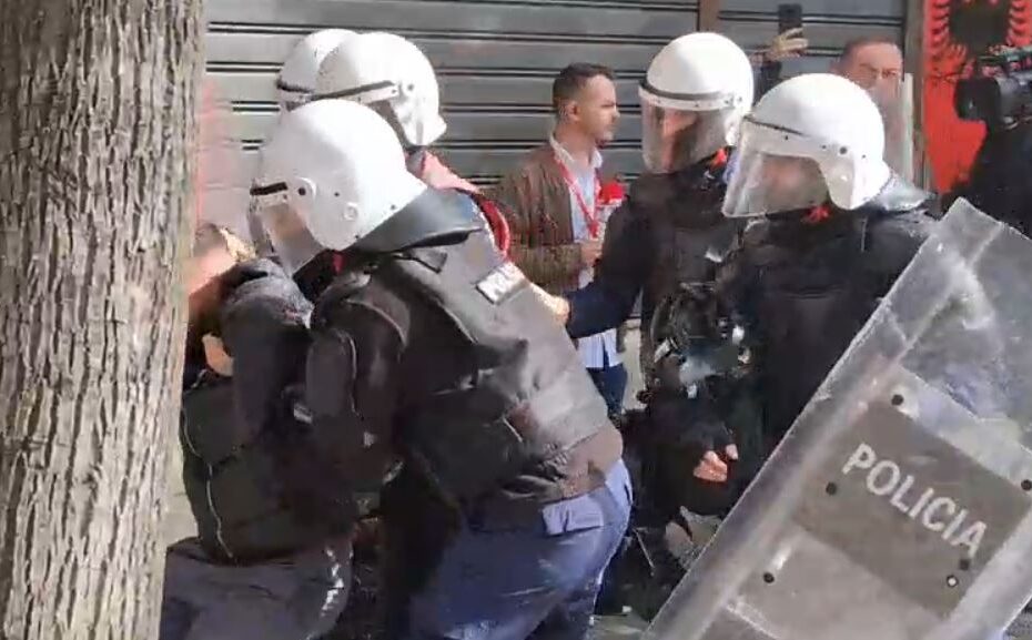 Rinia shqiptare në protestë! Policia apel prindërve: Mbani fëmijët larg përplasjeve, asnjë kauzë nuk vlen më shumë se siguria e tyre 2 poliiaaa