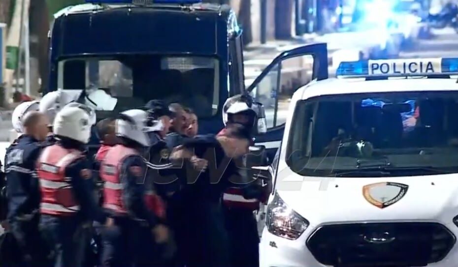 Një student shoqërohet nga disa efektivë, i riu dhunohet dhe goditet gjatë futjes në furgonin e policisë 12 poliica i riu studenti
