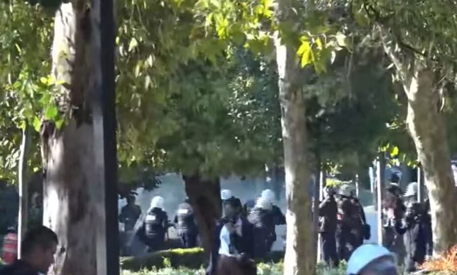 Të rinjtë po qëndronin paqësisht te “Parku Rinia”, policia ndërhyn në mënyrë të beftë, hedh masivisht ujë me presion. Efektivët ndjekin me vrap protestuesit, qëllohet edhe me plumb gome 5 protest riniaa