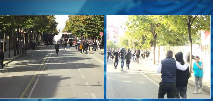 “Gjyshërit e mi marrin 15 mijë lekë pension”/ Denoncon gjimnazisti i Shkollës Teknike Ekonomike: Drejtoresha na mbajti brenda me forcë, s’na lejojnë të protestojmë 12 protesta 17
