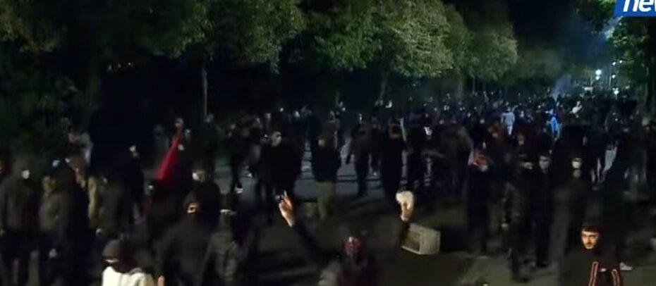 Gaz lotsjellës masivisht drejt të rinjve/ 15-20 makina autokolonë, pa shenja identifikuese 9 protesta 8 tirane