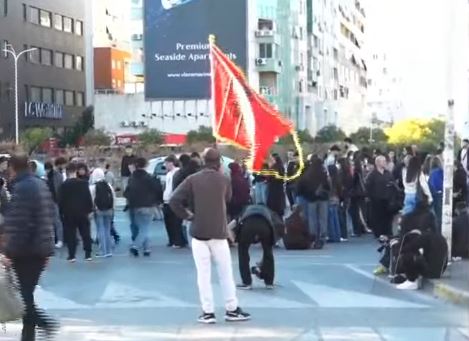 Me flamur kombëtar, studentët protestojnë dhe pranë Zogut të Zi 16 protesta Zogu i Zi1