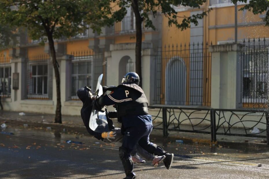 S’ka fund dhuna në protestë! Po qëndronte pa lëvizur në Rrugën e Durrësit, polici përplas përtokë të riun. Disa efektivë… 12 protesta studentet 1