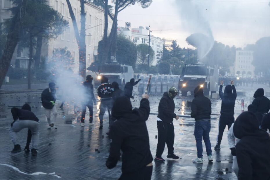 Reuters: Kryeministri shqiptar refuzon të japë dorëheqjen! Revolta e studentëve rritet, nuk u dëgjuan për më shumë se 130 ditë 7 protesta1 5