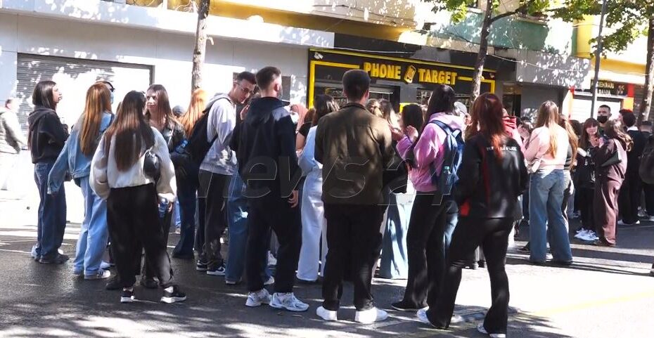 Ovacione dhe duartrokitje/ “Shuplakë” politikës! Studentët thirrje në kor nga protesta para Ministrisë së Arsimit 11 protestaa 1 2