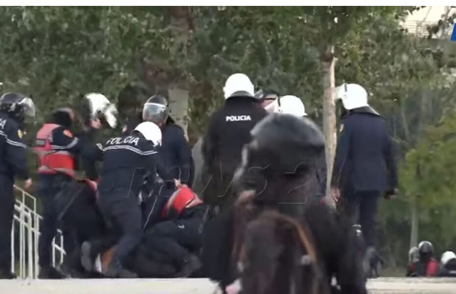 Policit e godasin me shkop gome, me grushte e shkelma/ I riu i shtrirë në tokë, merret me forcë nga disa efektivë policie, tërhiqet zvarrë 1 protesteee 1