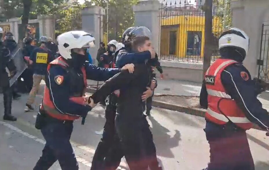 Pamje të rënda! Grushte, shkopinj gome dhe gaz lotsjellës. Momentet e dhunës policore, efektivi i “mbyll gojën” të riut (VIDEO) 7 protestuesiii