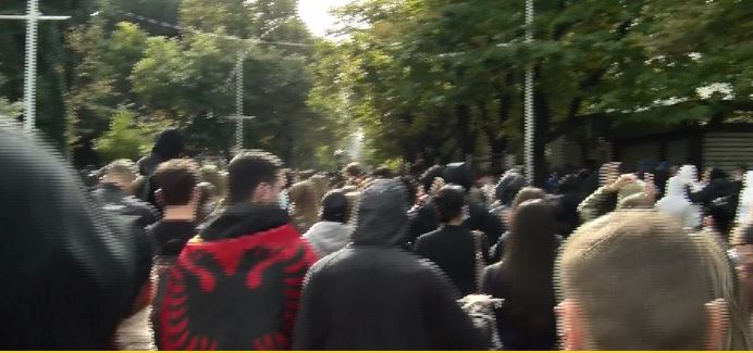 Protesta e të rinjve, ministrja Kumbaro thirrje prindërve: Mos lejoni që fëmijët të përdoren nga duart e errëta që duan destabilizimin e Shqipërisë 9 qender banka