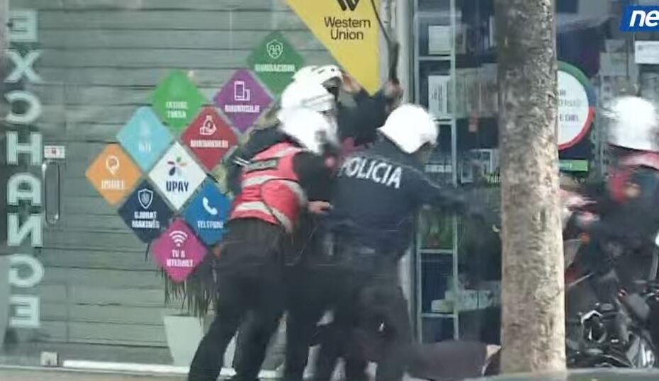 Efektivët rrethojnë protestuesin, e dhunojnë barbarisht 2 rrahje