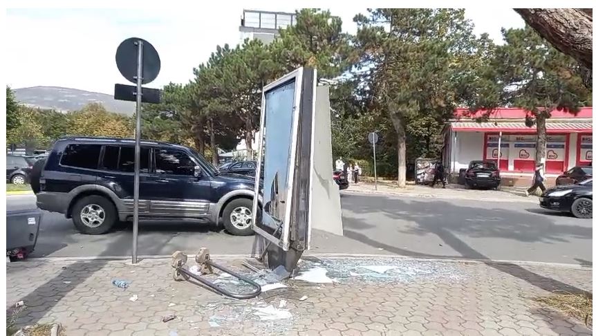Revolta ‘shtrihet’ dhe në Kukës/ Shkatërrojnë reklamat, revoltë në rrugët e qytetit 12 shkaterrim1