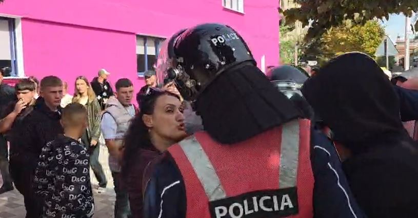 “Lirojini!”/ Tensione në protestën e të rinjve në Korçë, protestuesit godasin shefin e Komisariatit, ka të shoqëruar (VIDEO) 10 shoqerimi ne vlore