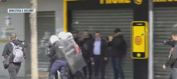 Nuk kursehet dhuna! Shkope gome dhe ujë ndaj protestuesve. Ja si kapen forcërisht të rinjtë 8 shoqerohen