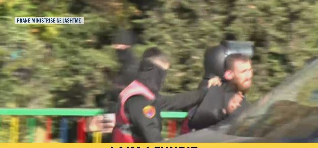 Përshkallëzohet protesta pranë Ministrisë së Jashtme, policia nis shoqërimet e studentëve. Efektivë dhe civilë, me shkop gome ndalojnë të rinjtë 14 shoqerohet