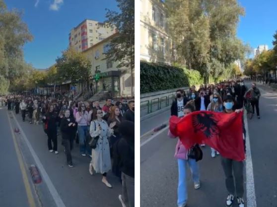 “Studentët kërkojnë revolucion”, nis marshimi drejt Ministrisë së Arsimit: Rama të dorëhiqet! (VIDEO) 16 studentet 2