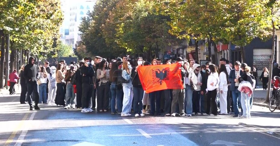 LIVE- Nuk ndalet revolta e rinisë! Marshuan në rrugët e Tiranës, studentët protestë para Ministrisë së Arsimit 12 studentet 3