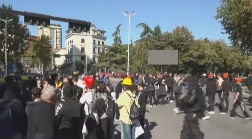 LIVE- Protestuesit bllokojnë kryqëzimin te Rruga e Elbasanit 15 sudente