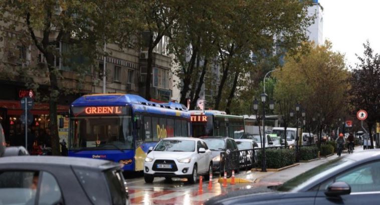 Reshje shiu në vend, paralizohet Tirana, radhë kilometrike në akset kryesore të kryeqytetit 8 trafik 4