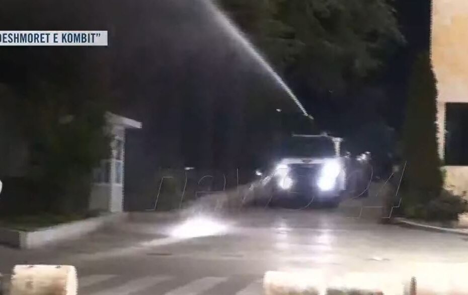 Përshkallëzohet situata para Kryeministrisë/ Policia hedh ujë me presion drejt protestuesve, të rinjtë nuk tërhiqen nga bulevardi! 3 tyuytutyutyu