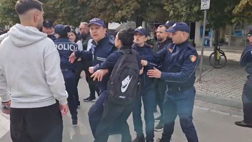 Nuk kursehen as vajzat! Shoqërime masive në Korçë, tensione gjatë protestës së të rinjve (VIDEO) 8 vajzaa