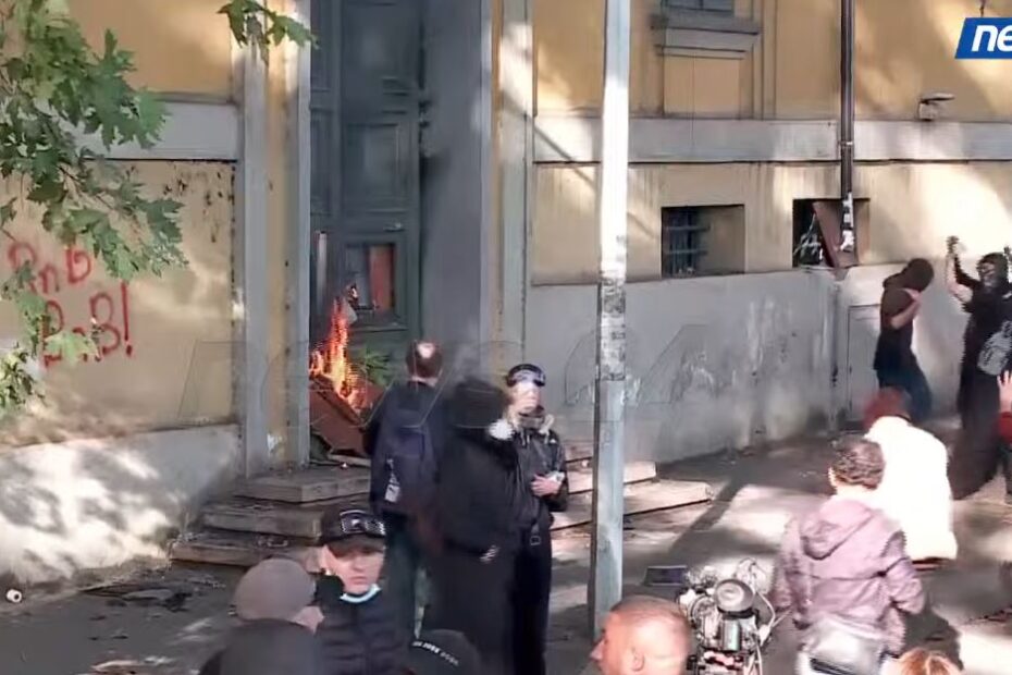 Përshkallëzohet sërish protesta/ Zjarr te dera e Ministrisë së Ekonomisë, policia përgjigjet me gaz lotsjellës në masë 7 werewrwerewrewr