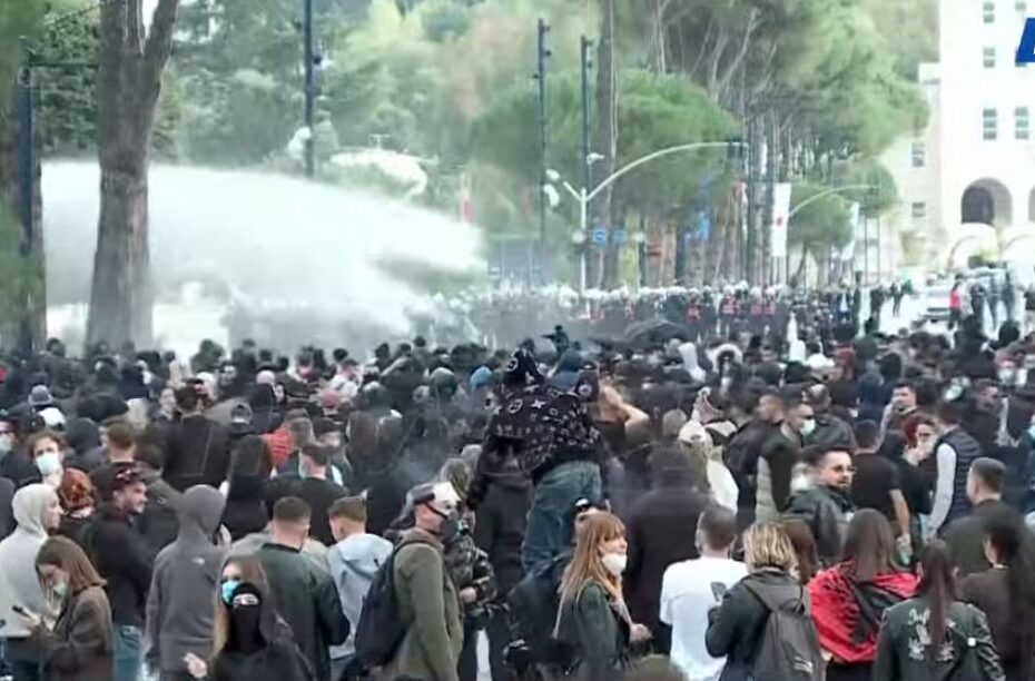 Policia hedh gaz lotsjellës pa masë ndaj protestuesve te Kryeministria, autobotët hedhin ujë nga dy drejtime 14 werwerwrwr